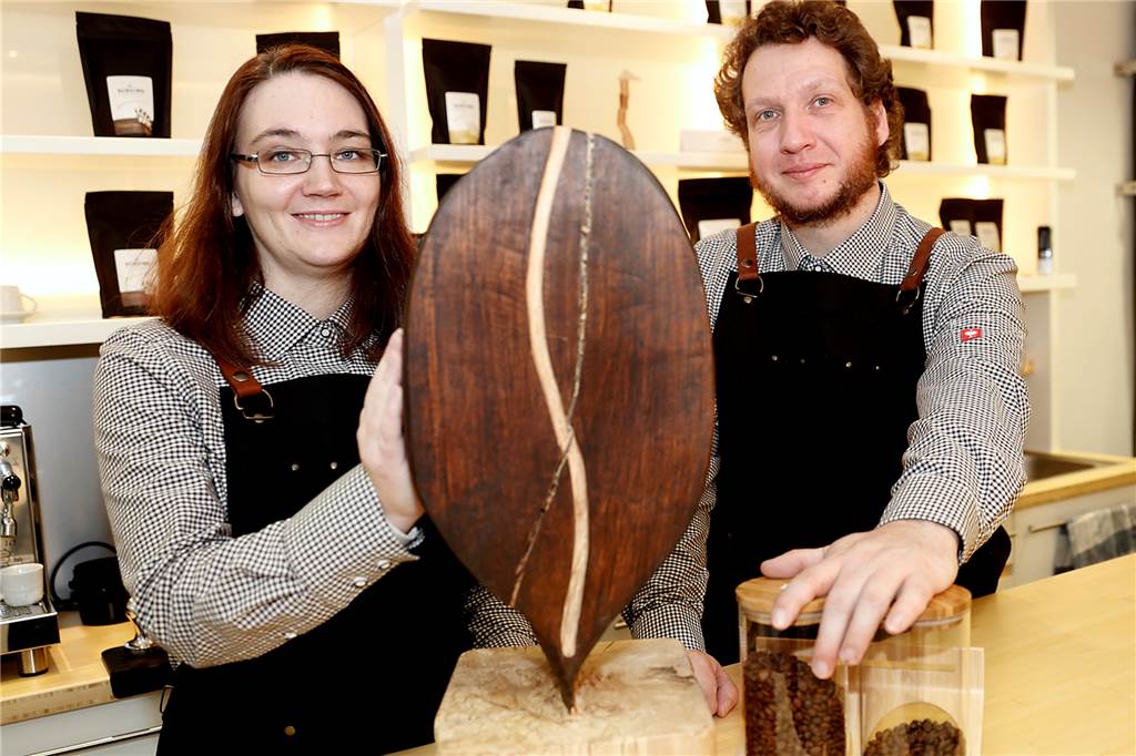 Die Kaffeerösterei Cuhlmann ist geschlossen: Das sind die Gründe Ramona Cuhlmann bei der Eröffnung ihrer Kaffeerösterei mit ihrem Mitarbeiter Wieland Kind 2017.