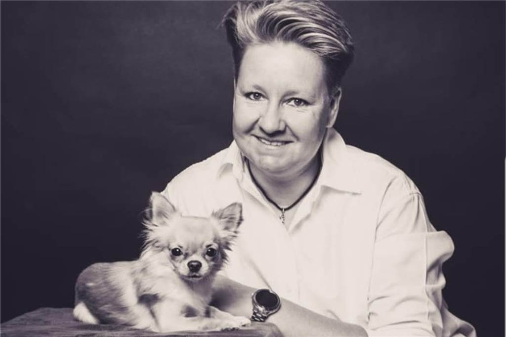 Nach Fuchs-Attacke in Dortmund: Chihuahua Eddy ist gelähmt Ramona Marquard wird jetzt in der Tierklinik Ahlen in dem Umgang mit einem gelähmten Hund geschult.