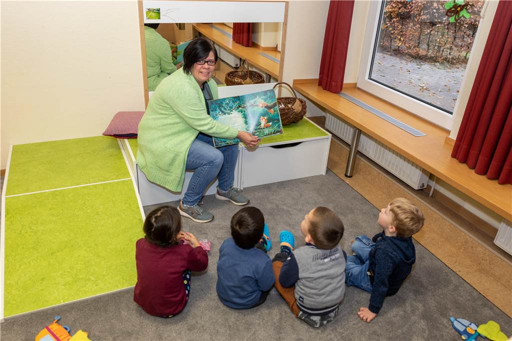 Neue Kita Kinderburg: Politiker wollen „Kopie“ bestehender Kindergärten Ramona Rensing liest mit den Kindern ein Bilderbuch. Die Kita-Leiterin arbeitet schon seit 26 Jahren in der Kinderburg.