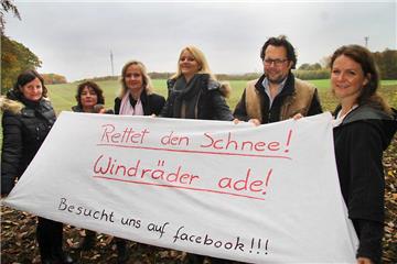 Ramona Schweer, Britta Röttger, Gaby Papendick, Lena Hültenschmidt, Frank Bergmann und Ariane Massier (v.r.) vor dem Feld in Schnee, wo einmal ein Windrad stehen könnte. Die Untersuchungen für dieses Projekt laufen zurzeit noch.