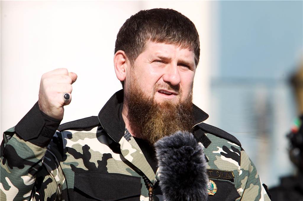 Ramsan Kadyrow, Machthaber der russischen Provinz Tschetschenien, spricht vor etwa 10.000 Soldaten in der tschetschenischen Regionalhauptstadt.