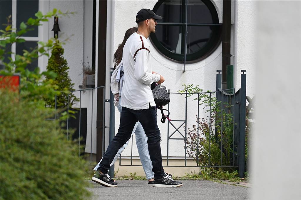 Ramy Bensebaini kommt bei Overkamp an.