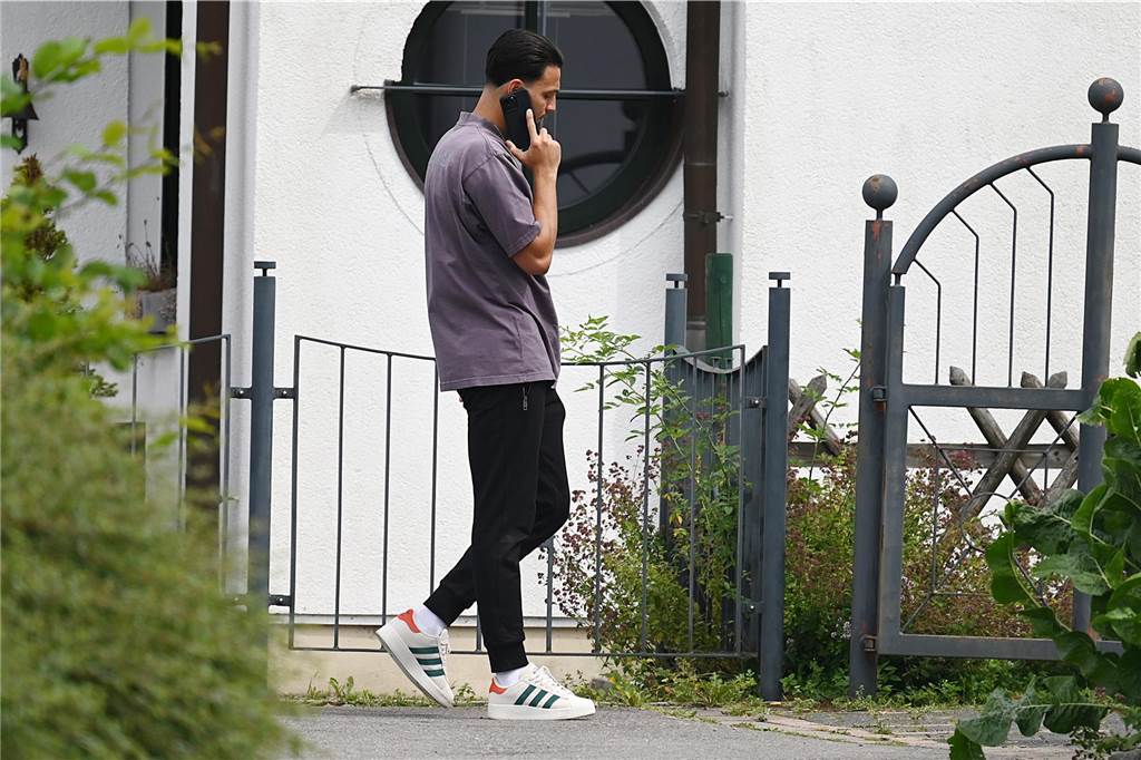 Ramy Bensebaini kommt bei Overkamp an.