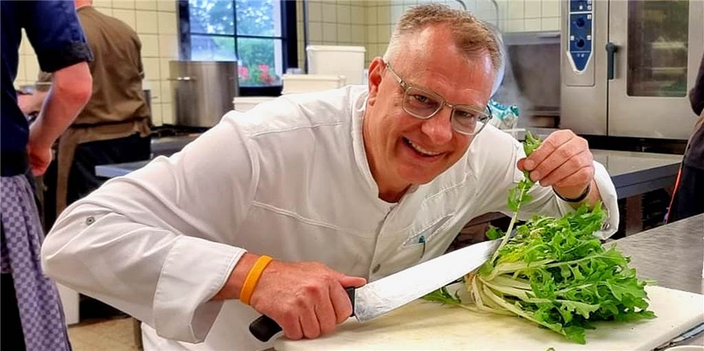 Günther Overkamp: Diese unscheinbare Rübe ist ein echtes deutsches Superfood Ran an die weißlich-grünen Stiele! Es gibt sie nur zweimal im Jahr, einmal ist jetzt. Das ist der Frühjahrsschnitt, sagt Koch Günther Overkamp. Sie werden sehr klein geschnippelt und bei Overkamp mit Tafelspitz serviert.