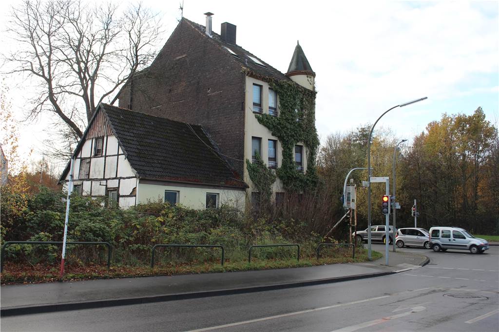 Eine Million für Schrottgrundstück: „Manche Kunden sind unbelehrbar“ Ranken haben das Gebäude überwuchert. Das Fachwerk zeigt an, dass das Gebäude schon sehr alt ist.