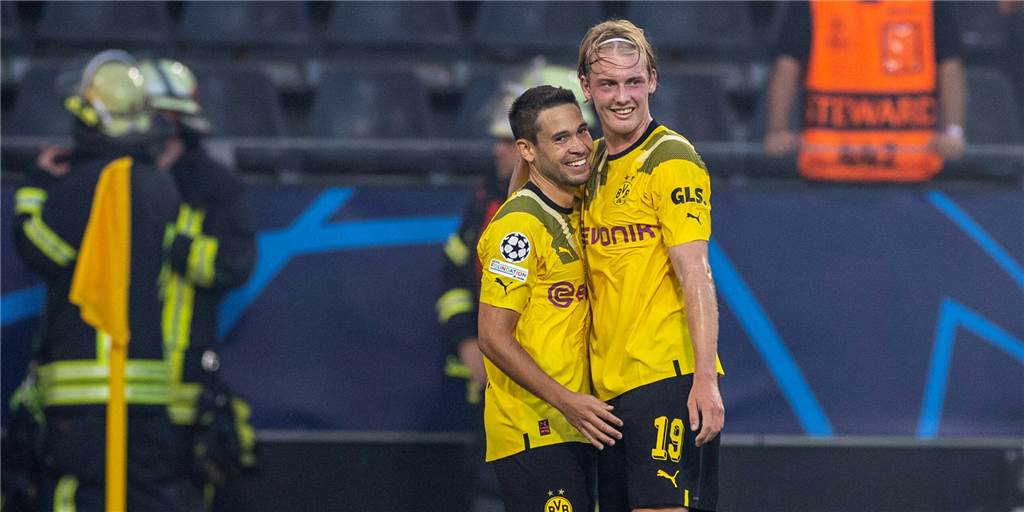Julian Brandt jubelt gemeinsam mit Raphael Guerreiro.