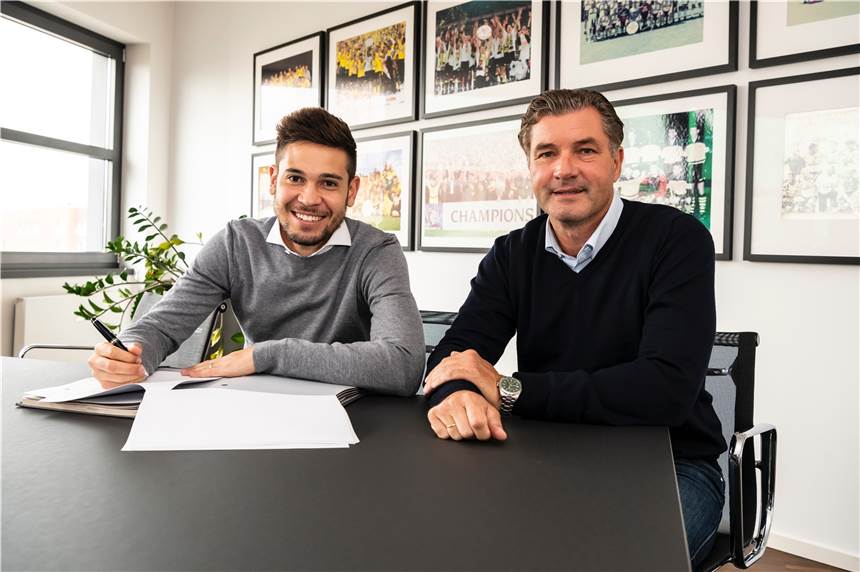 Endlich offiziell! Guerreiro verlängert beim BVB bis 2023 Raphael Guerreiro (l.) hat am Donnerstag seinen neuen Vertrag beim BVB unterschrieben.