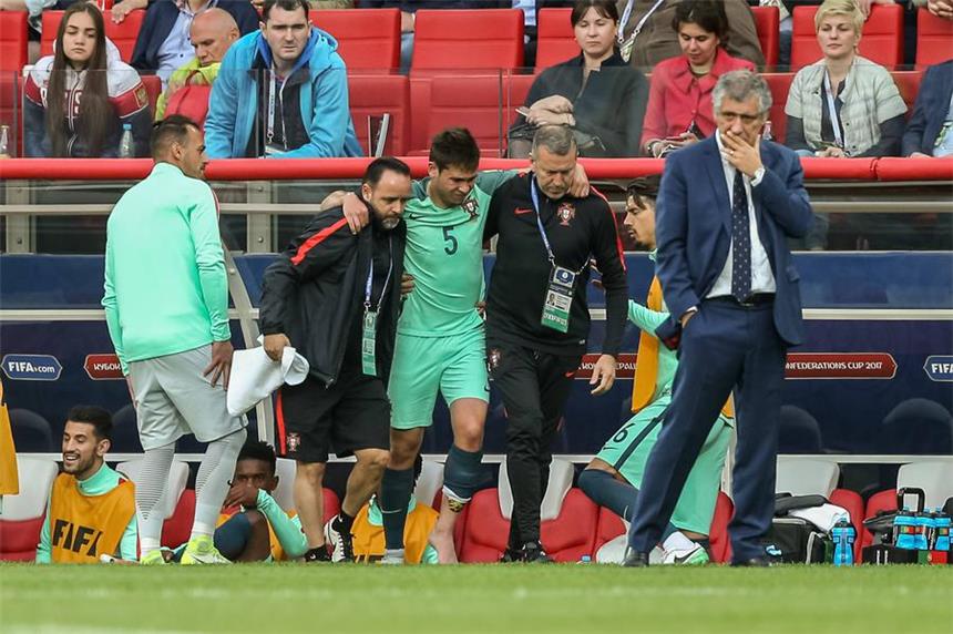 Fußbruch: BVB-Allrounder Raphael Guerreiro operiert Raphael Guerreiro (M.) musste sich einer Operation am linken Fuß unterziehen.
