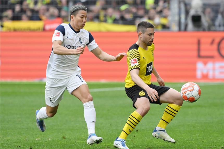 BVB-Vodcast 318: Das Rätsel Guerreiro - Schlotterbeck-Deal weckt Vorfreude BVB-Linksverteidiger Raphael Guerreiro im Zweikampf mit Bochums Takuma Asano.