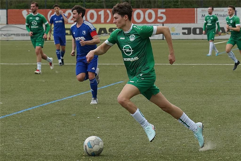 SG Massen II feiert gegen BSV Heeren den dritten Sieg in Folge Raphael Probst im Dribbling