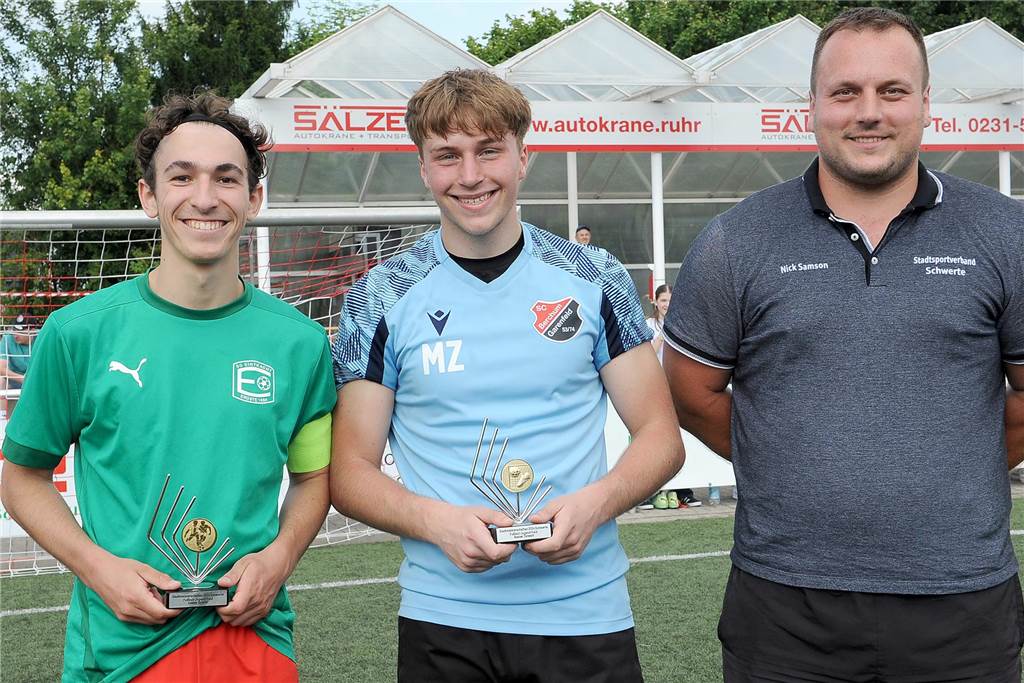 Die besten Spieler der A-Junioren-Stadtmeisterschaft 2024 präsentieren ihre Trophäen.
