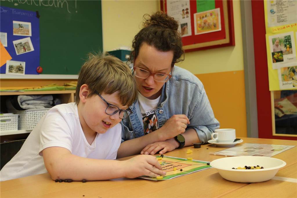 Weltreise an einem Nachmittag: Schüler in Oeding präsentieren bunte Schule Raphael spielt mit Henrike van der Wolde Nerenchi, ein beliebtes Spiel in Sri Lanka.