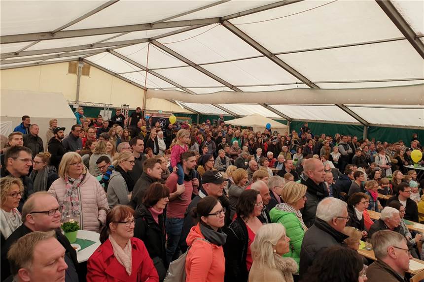 Rappelvolles Festzelt beim Frühlingsfest von Herbern Parat Rappelvoll war das Festzelt von Stephan Heitbaum.