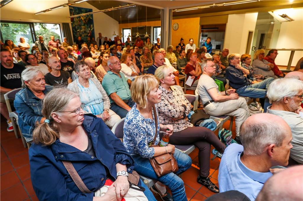 Westpark-Anwohner diskutieren über die Pläne der neuen Bürgerinitiative Rappelvoll war der Saal der Suitbertus-Gemeinde, in den die Bürgerinitiative eingeladen hatte.