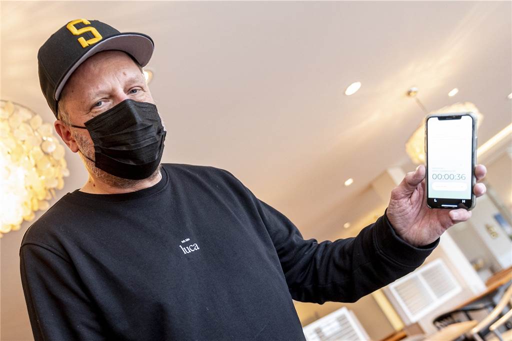 Schwerter Friseurin Regina Winkler will mit Corona-App von Smudo zur Normalität zurück Rapper Smudo demonstriert auf seinem Smartphone die Funktionsweise der App „Luca“.