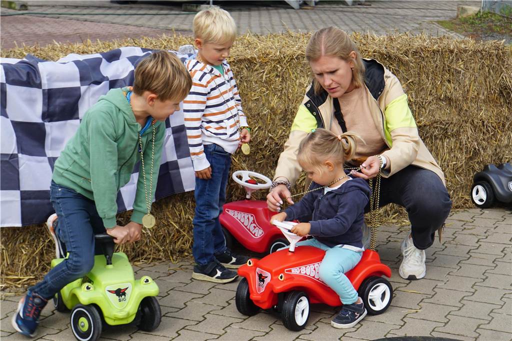 Viele Fotos vom Sommerfest des SV Herbern: Große Party, Oldtimer-Show, Bobby-Car-Rennen und mehr Rasant ging's beim Bobbycar-Rennen zur Sache.