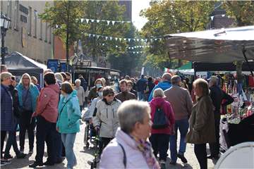 Rasch füllte sich beim Herbstmarkt am Sonntag die Olfener Innenstadt.