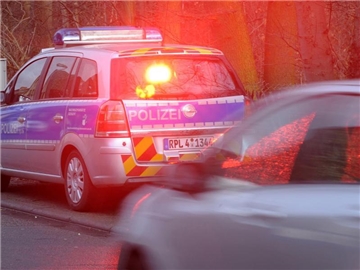 Rasen kann schnell für ein volles Punktekonto in Flensburg sorgen. Foto: Ronald Wittek/dpa-tmn
