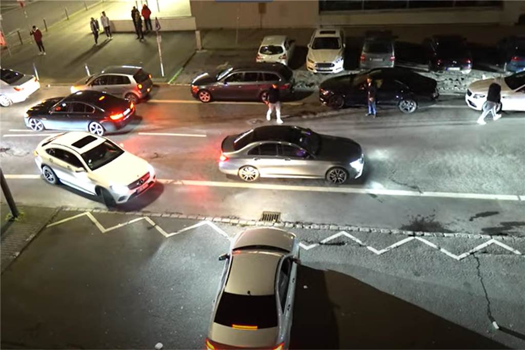 „Ich werfe der Stadt Inkompetenz vor“: Familie Reitmayer lebt zwischen Baustellen Raser und Tuner nutzen die Geschwister-Scholl-Straße mit ihren hochmotorisierten Fahrzeugen als Treffpunkt.