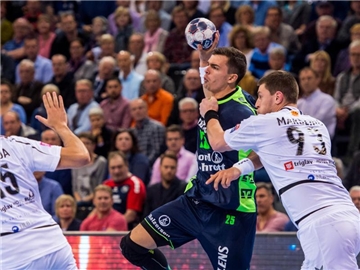 Rasmus Lauge (M.) erzielte sieben Tore für Flensburg. Foto: Benjamin Nolte