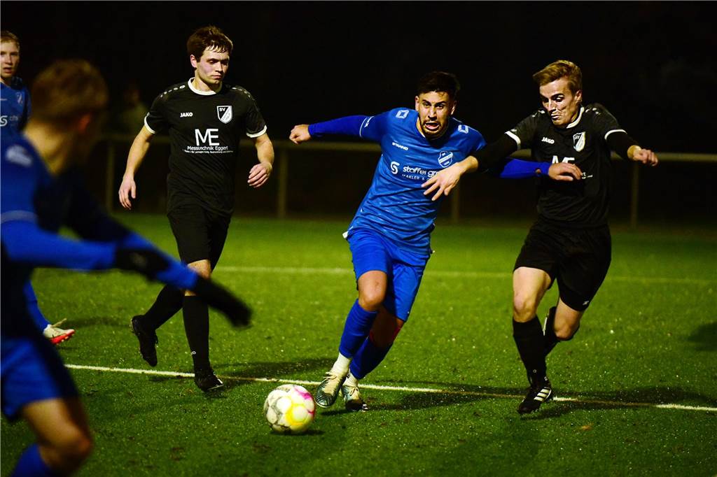 Alle Tore fallen vor der Pause: Remis zwischen SV Lippramsdorf und SV Hochlar 28 Rassige Zweikämpfe im Testspiel: Hochlars Justin Singh (M.) kämpft mit Justus Jansen (r.) um den Ball.