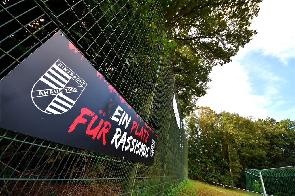 Schmierereien bei Eintracht Ahaus: Vorsitzender sieht politisches Motiv Rassismus soll bei Eintracht Ahaus keinen Platz haben. Der Verein tue was möglich ist für Integration. Das sagt der Vorsitzende Stefan Kappenstiel.