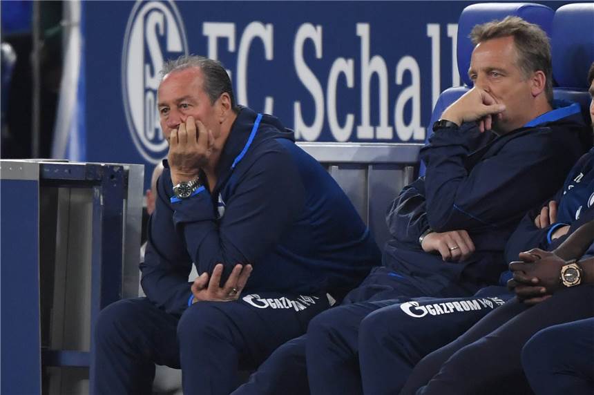 Huub Stevens verzweifelt an Schalke und warnt seine Spieler Ratlos: Schalke-Coach Huub Stevens (l.) und Co-Trainer Mike Büskens.