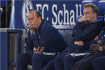 Ratlos: Schalke-Coach Huub Stevens (l.) und Co-Trainer Mike Büskens.