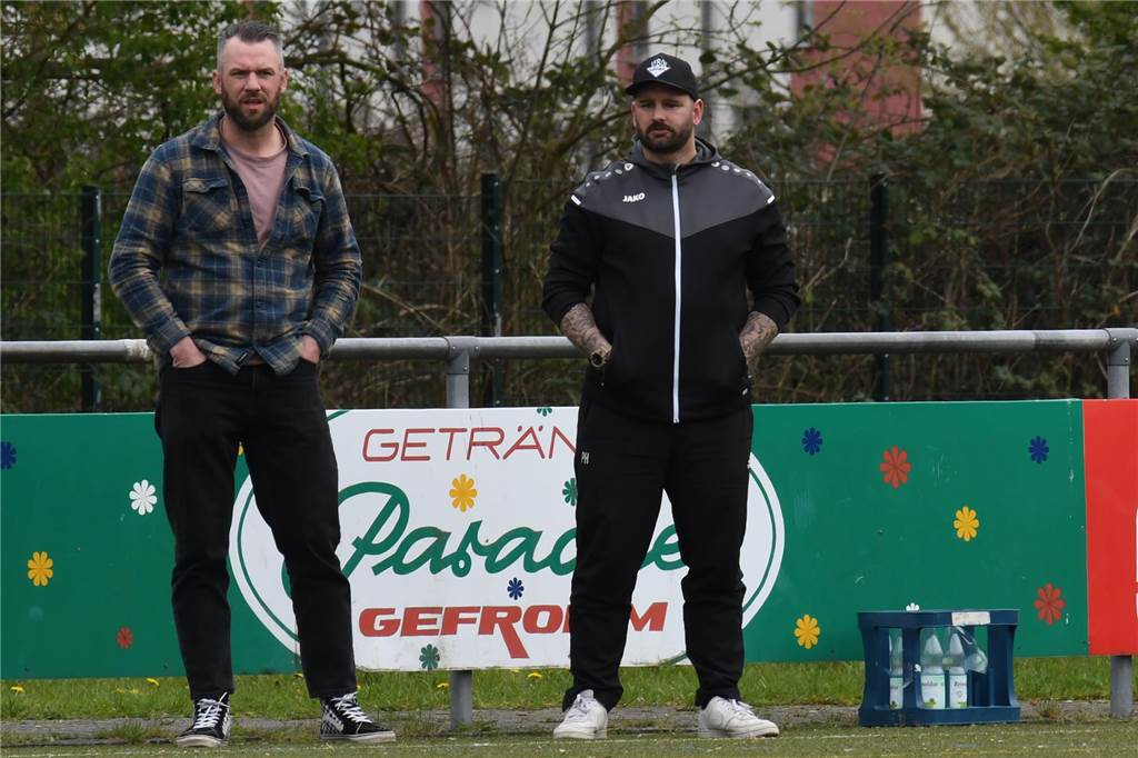 Pascal Harder stinksauer nach neuerlicher Pleite des VfB Lünen Dustin Serges, Sportlicher Leiter des VfB und Trainer Pascal Harder an der Seitenlinie.