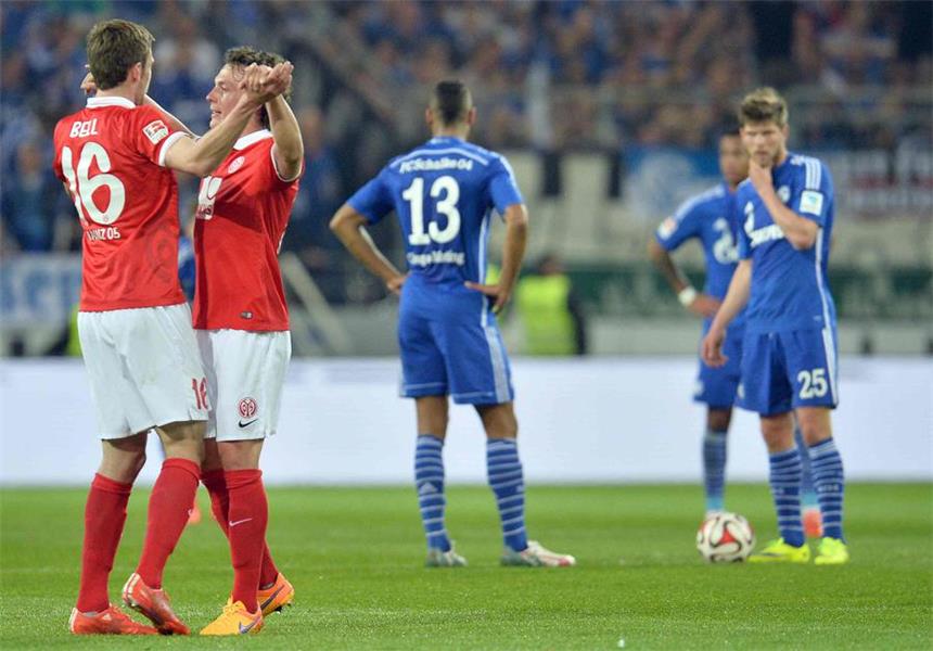 Schalke taucht ab: Trainingslager in der Krise Ratlose Schalker nach dem Treffer zum 0:1 in Mainz.