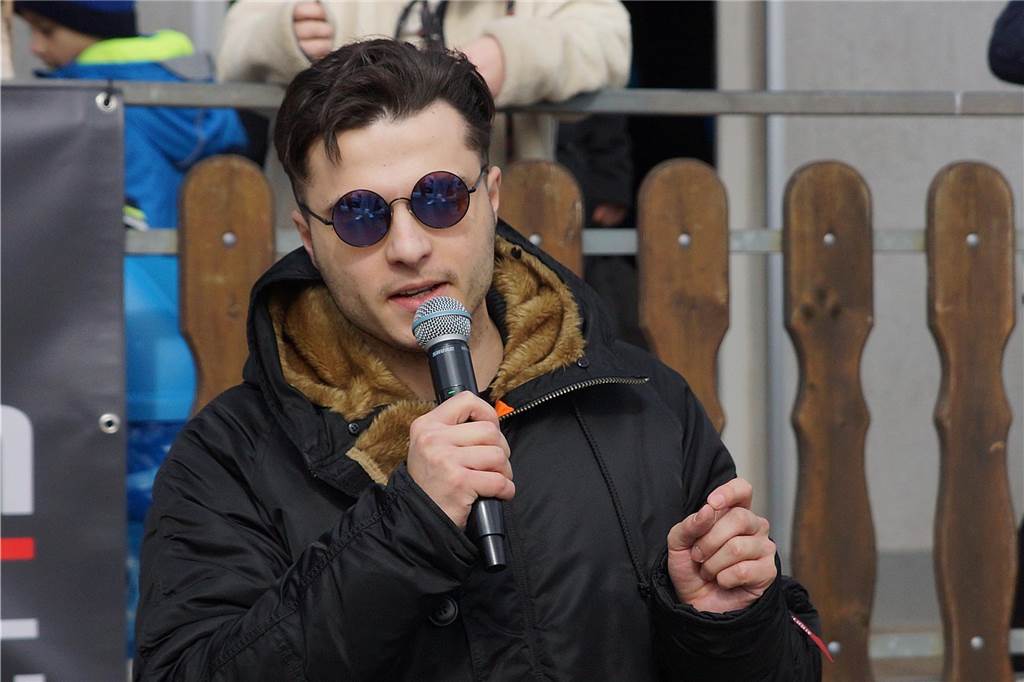 Ratsmitglied Arber Aliu führte in Vertretung für die Bürgermeisterin Sabina Müller die Siegerehrung bei den Kids durch