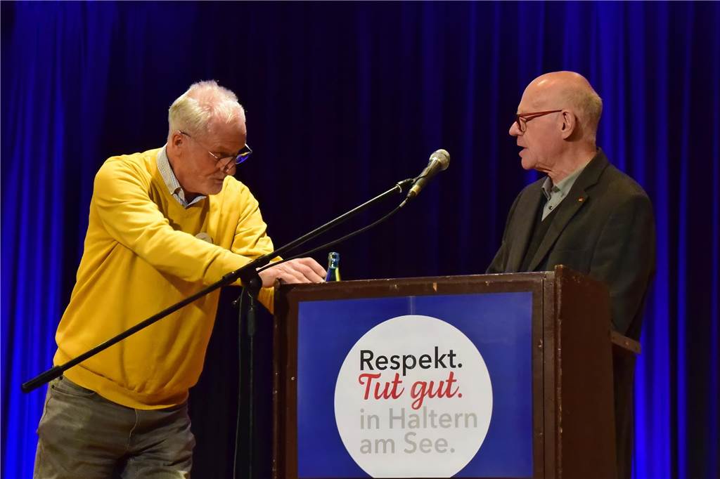 Norbert Lammert begeisterte 300 Gäste mit Vortrag Arno Huesmann und Norbert Lammert am Rednerpult.
