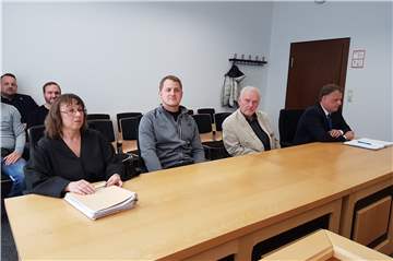 Ratsmitglieder Michael Brück (2.v.li.) und Axel Thieme (2.v.r.) am Verwaltungsgericht Gelsenkirchen.