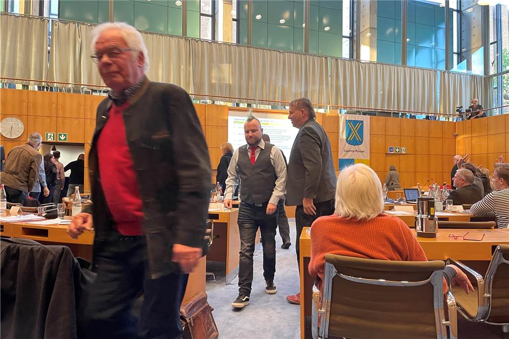 2022: Ein Jahr, das für die Lokalpolitik ganz anders wurde als gedacht Ratsmitglieder verlassen Ende September aus Protest eine Sitzung des Stadtrates in Castrop-Rauxel.