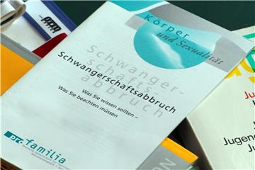 Ratsuchende Frauen können sich an anerkannte Beratungsstellen wenden. Foto: Jens Büttner/dpa