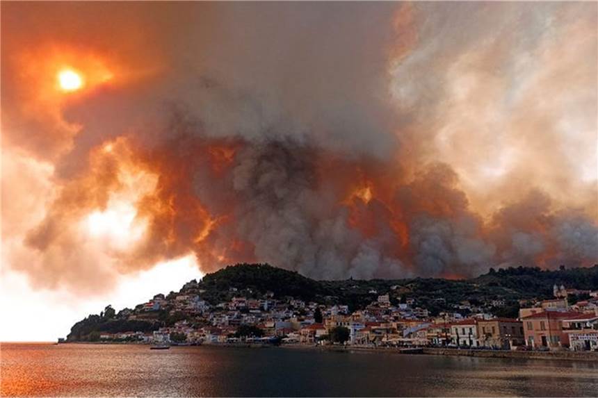 Brände in der Türkei - deutsch-türkisches Paar gestorben Rauch eines Waldbrandes steigt hinter einem Berghang in dem Ort Limni auf der Halbinsel Euböa etwa 160 Kilometer nördlich von Athen auf.