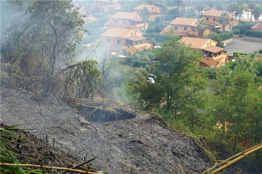 Höchste Hitzewelle-Stufe für viele italienische Städte Rauch steht in einem Waldbrandgebiet in Kalabrien.