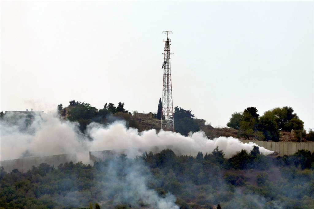 Dortmunder Paar erntet Oliven im libanesischen Krisengebiet Rauch steigt auf nach gegenseitigem Beschuss im Dorf libanesischen Dorf Duhaira nahe der Grenze zu Israel.