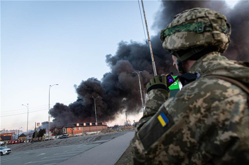 Erschreckende Parallelen: Hat Russland in Syrien den Angriff auf die Ukraine geübt? Rauch steigt nach einem Angriff über einem ehemaligen Einkaufszentrum auf, das als Waffendepot des ukrainischen Militärs benutzt worden sein soll.