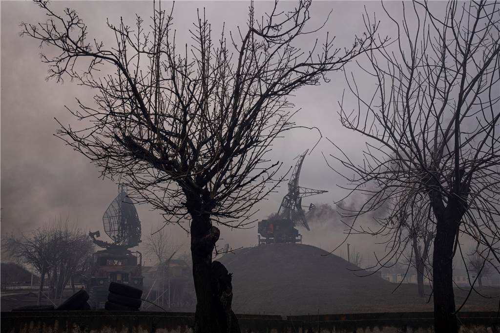 Rauch steigt nach einem Angriff von einem ukrainischen Luftverteidigungsstützpunkt auf