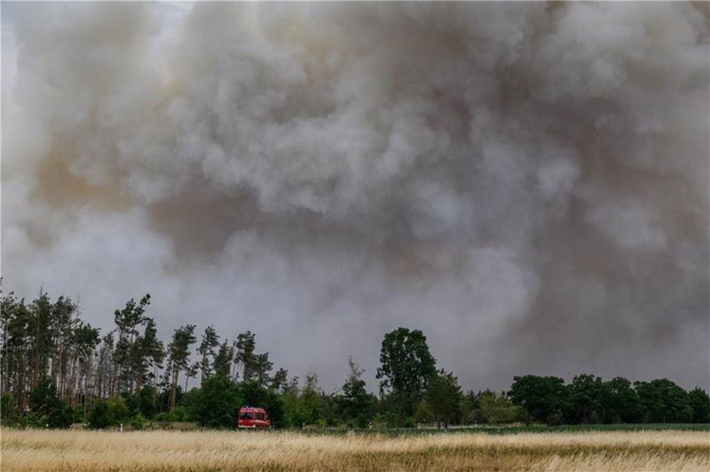 Rauch steigt von einem Waldbrandgebiet in den Himmel. Foto: Robert Michael/dpa/Symbolbild