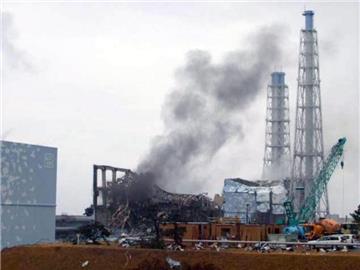 Rauch über Fukushima: Die zerstörte Anlage in Fukushima kurz nach der Katastrophe vom März 2011. Foto: TEPCO
