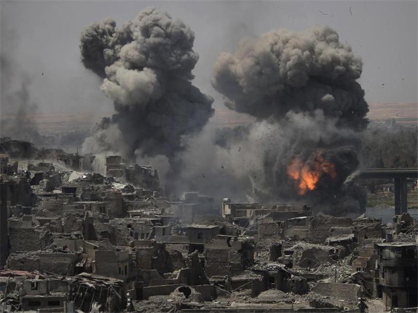 Irakische Armee kämpft weiter gegen IS nahe Mossul Rauch und Explosionen sind nach Luftangriffen auf Stellungen der Terrormiliz Islamischer Staat in Mossul zu sehen. Foto: Felipe Dana