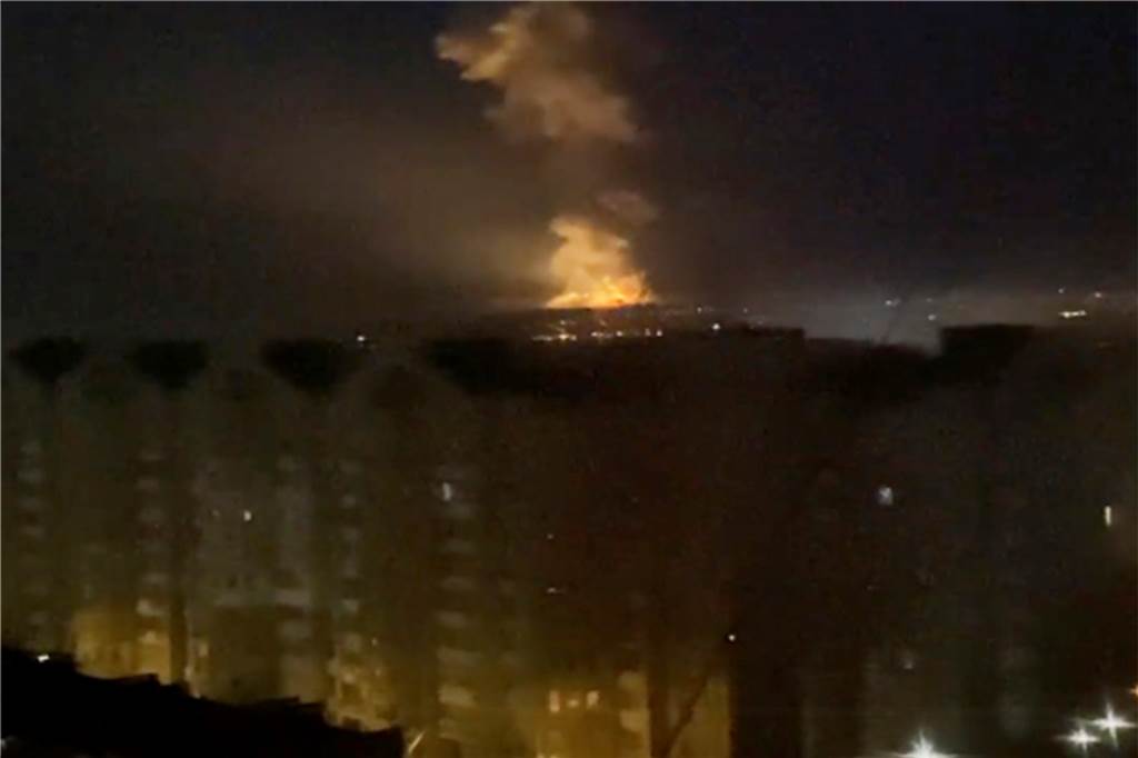 Russland greift die Ukraine an – Intensiver Beschuss im Osten und Westen des Landes Rauch und Flamme in der Nähe des Flusses Dnjepr am 24. Februar 2022 (bestmögliche Qualität). Die russischen Truppen haben ihren erwarteten Angriff auf die Ukraine gestartet. Präsident Putin hat sich über internationale Verurteilungen und Sanktionen hinweggesetzt und andere Länder gewarnt, dass jeder Versuch einer Einmischung zu «Konsequenzen führen würde, die Sie noch nie gesehen haben.»