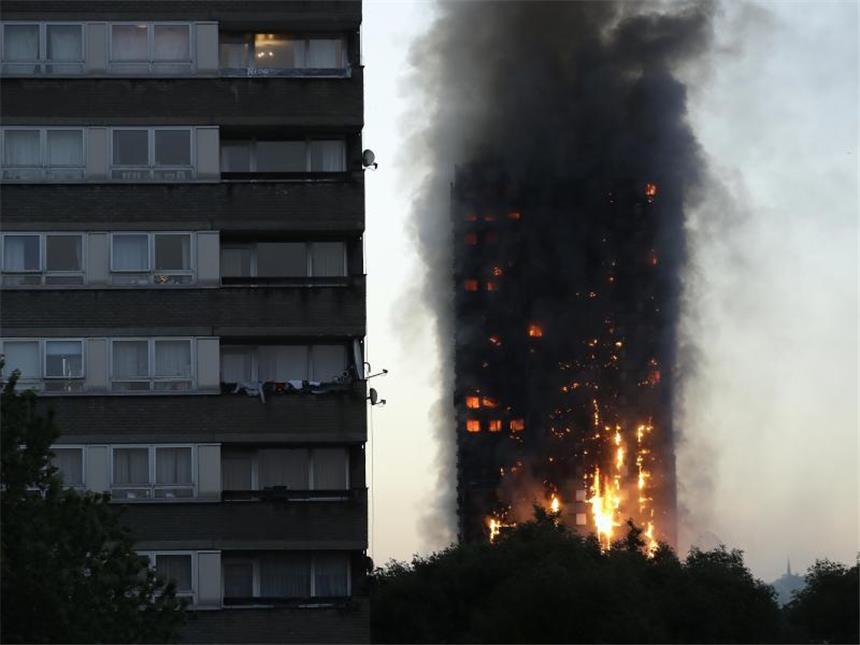 Zwölf Tote bei Feuerdrama in Londoner Hochhaus Rauch und Flammen schlagen aus dem Hochaus im Zentrum Londons. Foto: Matt Dunham