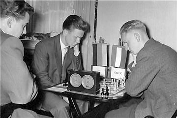 "Rauchende Köpfe" beim internationalen Städtevergleich Dortmund - Groningen im Jahr 1951