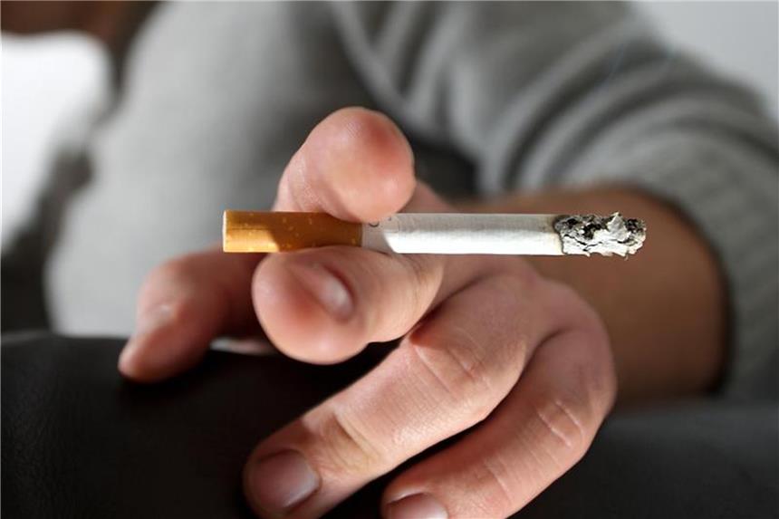 Raucher haben ein größeres Risiko, schwer zu erkranken. Daher dürfen sie bei den Gesundheitsfragen beim Abschluss einer Risikolebensversicherung auch nicht verschweigen, dass sie rauchen. Foto: Franziska Gabbert