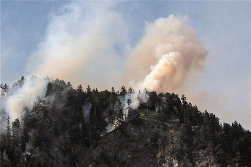 Brand im Bergwald in Bayern schwelt weiter Rauchschwaden ziehen im Landkreis Rosenheim aus einem brennenden Bergwald. Foto: Josef Reisner