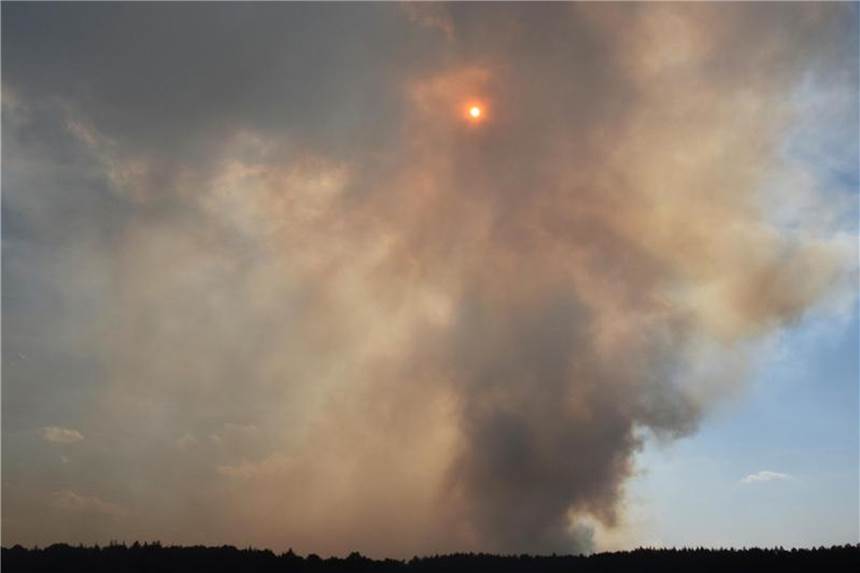 Rauchwolken steigen von einem Testgelände der Bundeswehr auf, wo seit Tagen Moorland brennt. Foto: Stephan Konjer