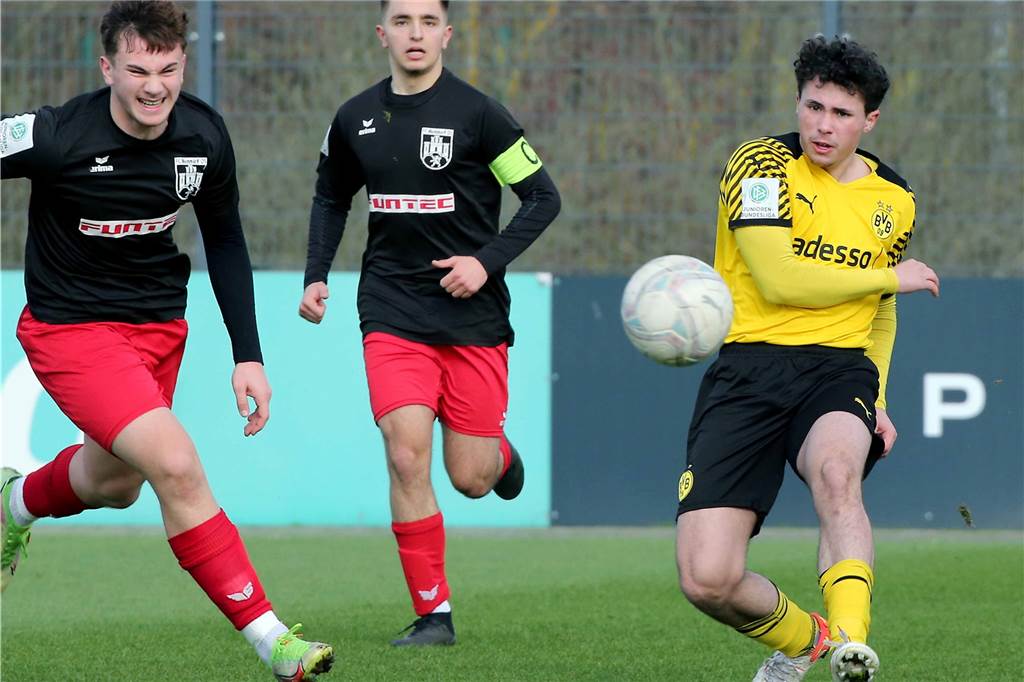 BVB-Junioren: Fünferpack entscheidet Derby – A-Jugend tut sich gegen Aufsteiger schwer Raul König schlägt einen langen Ball.